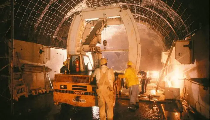 Nov 1982 | Crews work to complete the building of the tunnel near Forest Glen Station.