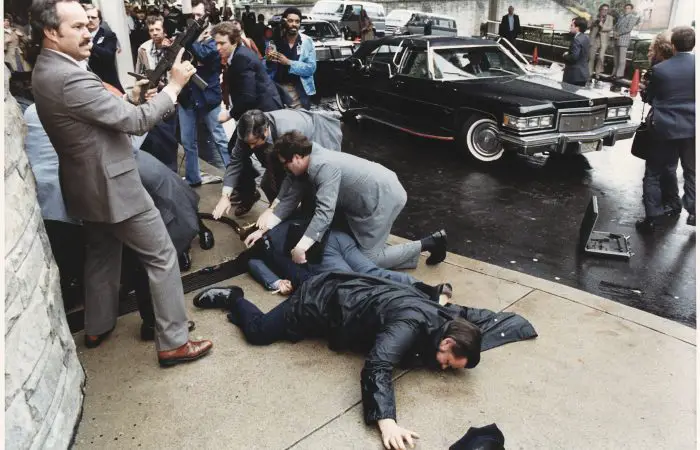 Photograph_of_chaos_outside_the_Washington_Hilton_Hotel_after_the_assassination_attempt_on_President_Reagan_-_NARA_-_198514