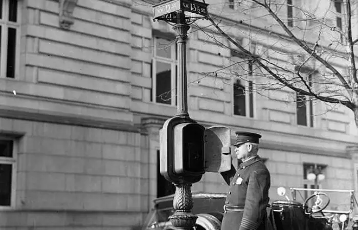 Police call box at 13 1/2 and D St. NW in 1912 (Wikipedia)
