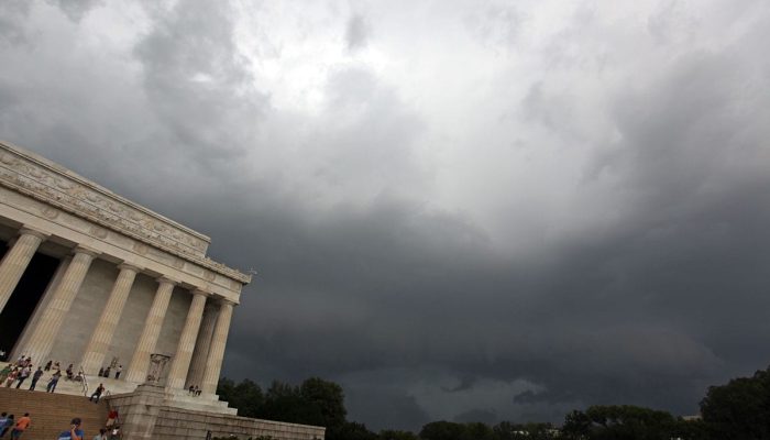 Lincoln Memorial and an approaching storm (ianlivingston.com